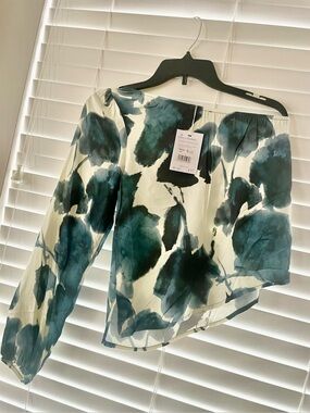 Floral One-Shoulder Blouse in Navy/white - Mus & Bombon